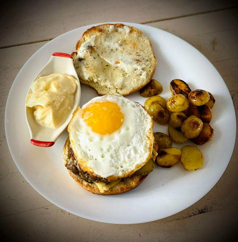 Veršienos pusryčių mėsainis su kiaušiniu