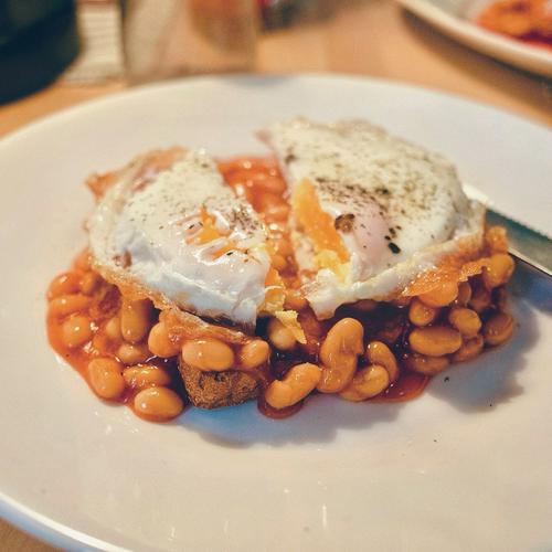 „Beans on toast“ su kiaušiniu