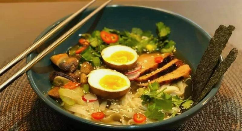 Azijos deimanto PHO sriuba su Ramen atributika ir kiaušiniais