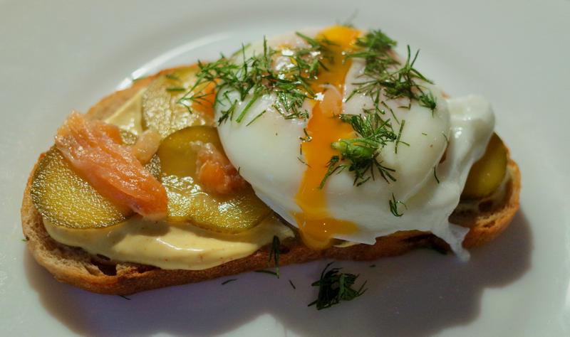 Pusryčių sumuštinis su lašiša ir paprastas kiaušinių be lukšto virimo metodas