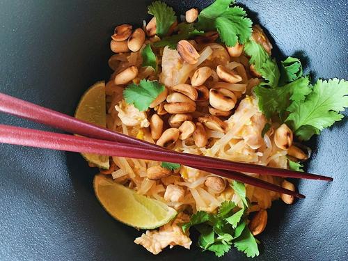 Pad Thai – kepti ryžių makaronai su vištiena