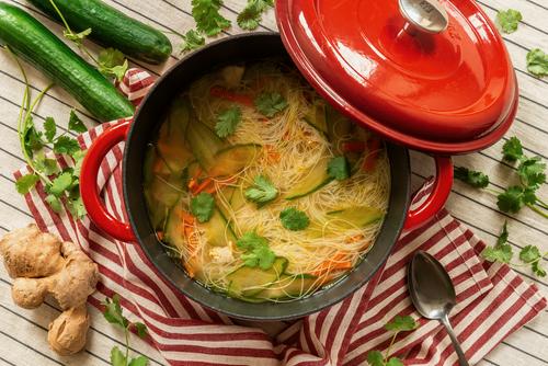 Vištienos sriuba su agurkais ir stikliniais makaronais
