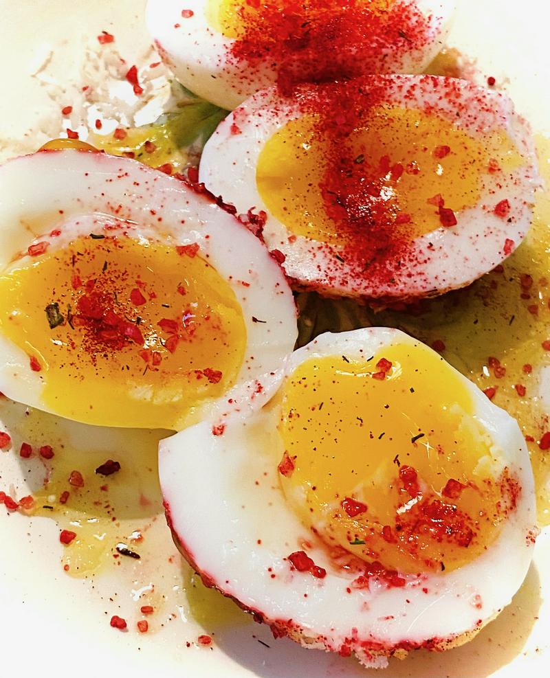 Kiaušiniai su alyvuogių aliejumi, Parmigiano Reggiano ir šaltibarščių druska